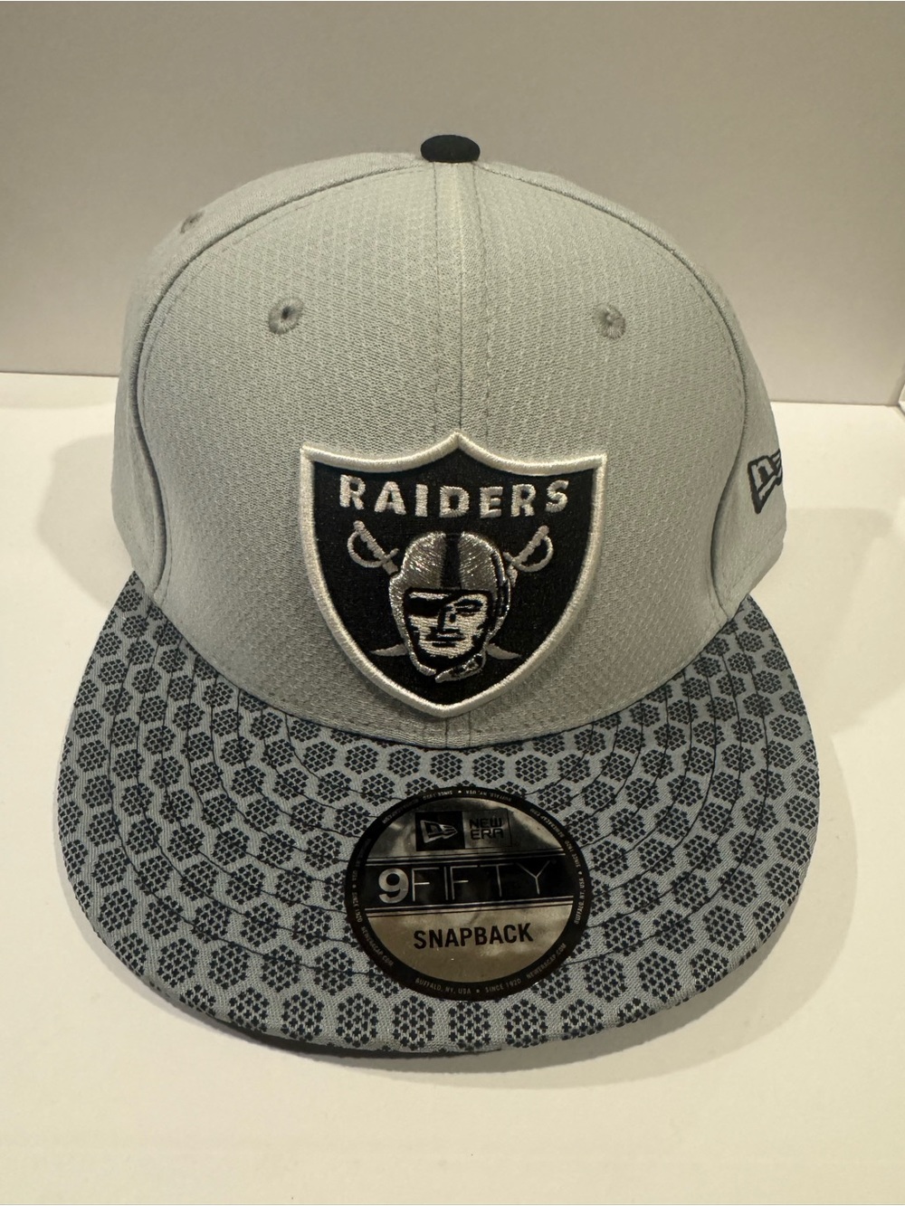 New Era Raiders 9FIFTY Snapback in Light Gray and Black Patterned Visor